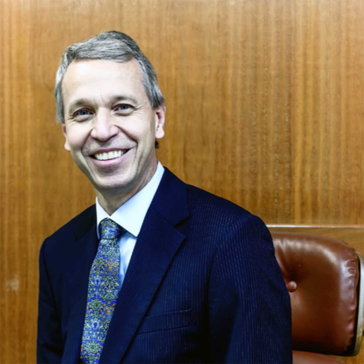 O comando da empresa passa à segunda geração da família