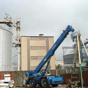 Transportadores e elevadores TMSA, com silo e armazém ao redor, feitos para a Now Sugar.