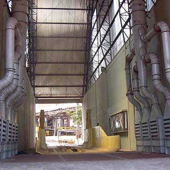 Aspiradores de moega com filtro TMSA em perspectiva, montados de frente em duas paredes internas, feitos para a Vale.