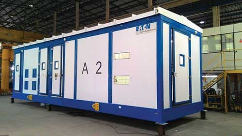 Eletrocentro TMSA em diagonal no interior de um armazém, parecido com container, feito para Eaton.